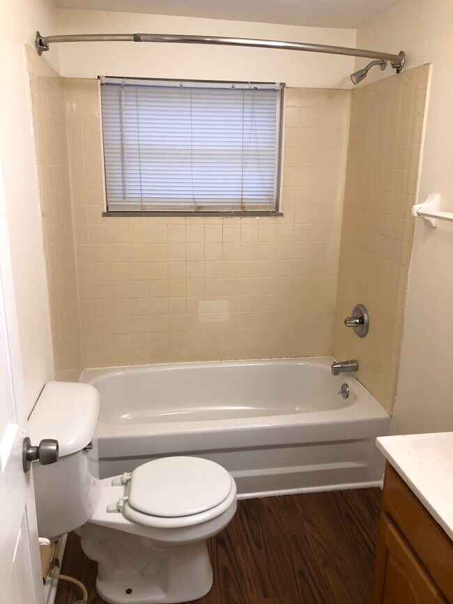 Building Photo - 753 1/2 Sullivant Ave.