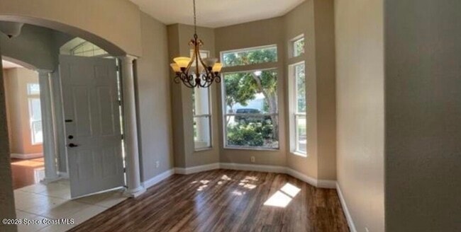 Building Photo - 1070 Hollister Dr