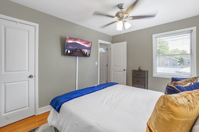 Building Photo - 2247 N 74th Ct