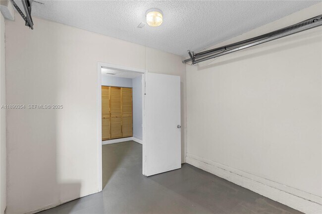 Building Photo - 20003 NE 6th Ct Cir