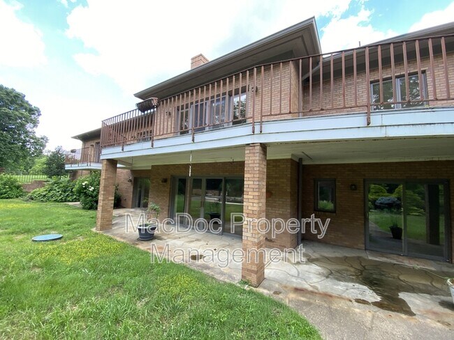 Building Photo - 11225 N Club Dr