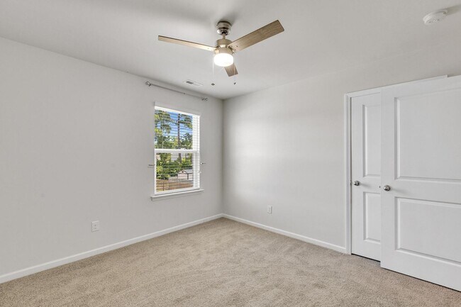 Building Photo - Updated Holly Ridge Home!