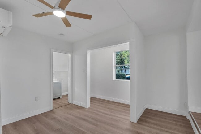 Building Photo - 833 Pinedale Ave