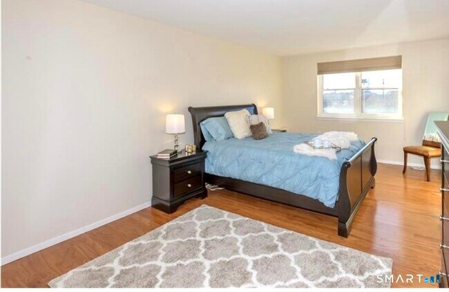 Building Photo - 893 Farmington Ave