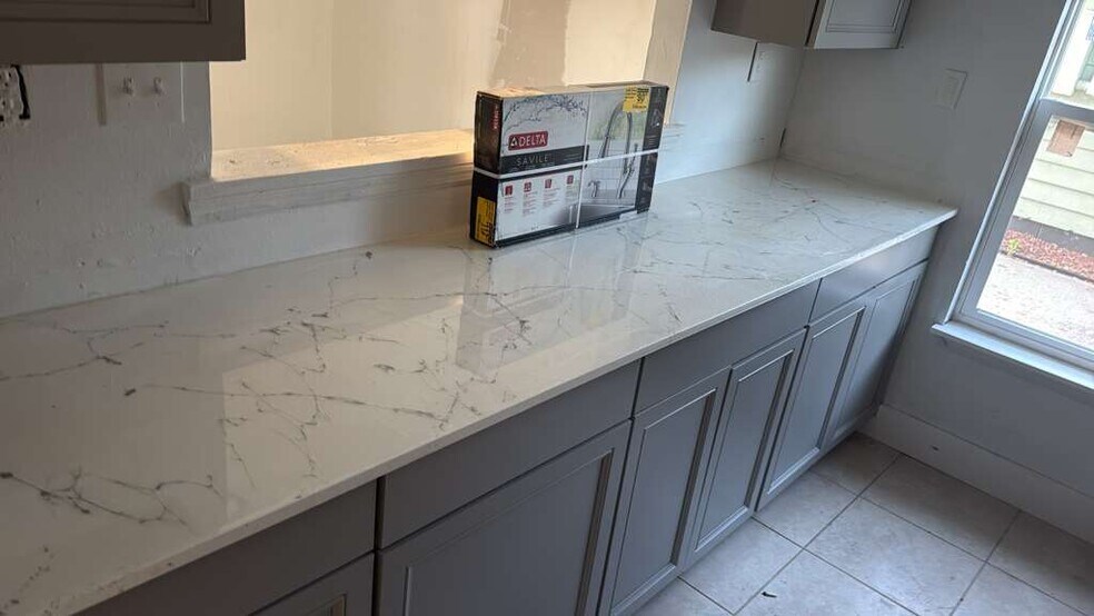 Building Photo - 301 N Westmoreland Dr