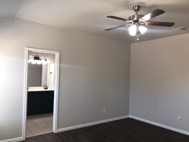 Building Photo - Beautiful 3/2 Single Story Home in New Bra...