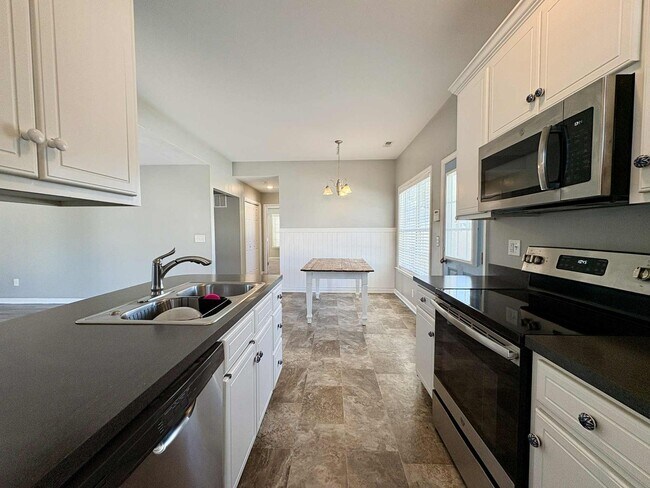 Building Photo - Move-In Ready 2 Bedroom, One Story Home – Convenience Meets Comfort!