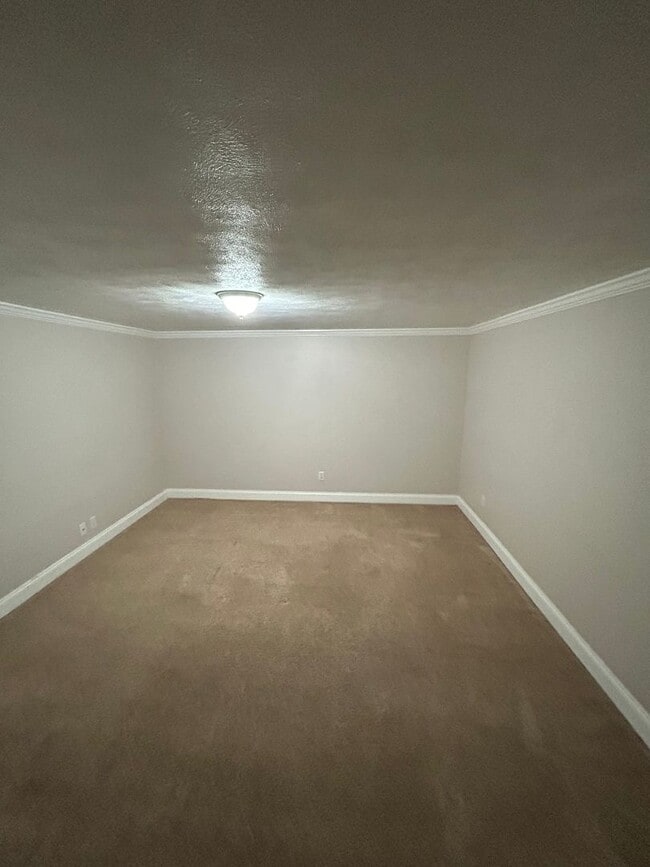 Building Photo - Modern Charm: 2 BR Home with Finished Basement, Pet Friendly, Assigned Parking, and Prime Location!