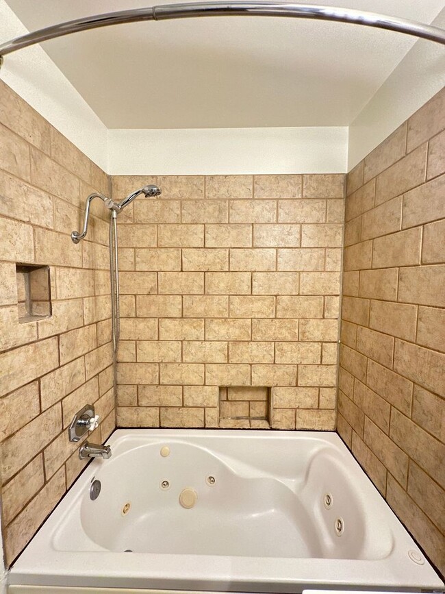 Building Photo - 3 Bedroom Irvine Home - Large Master Suite w/ Wood Floors - Beautiful!!!!!