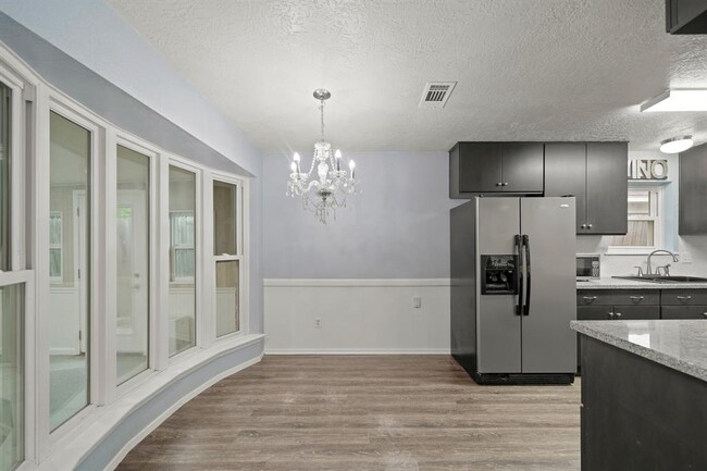 Building Photo - 16730 David Glen Dr