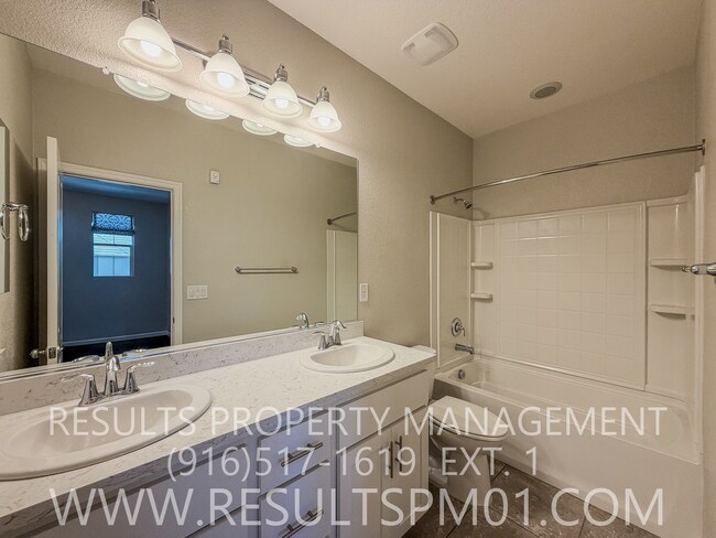 Building Photo - 1041 Bridlewood Dr