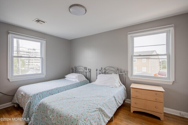 Building Photo - 32 Howland Ave