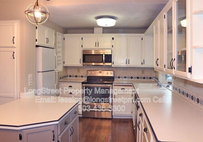 Building Photo - 1692 SW Reed Pl