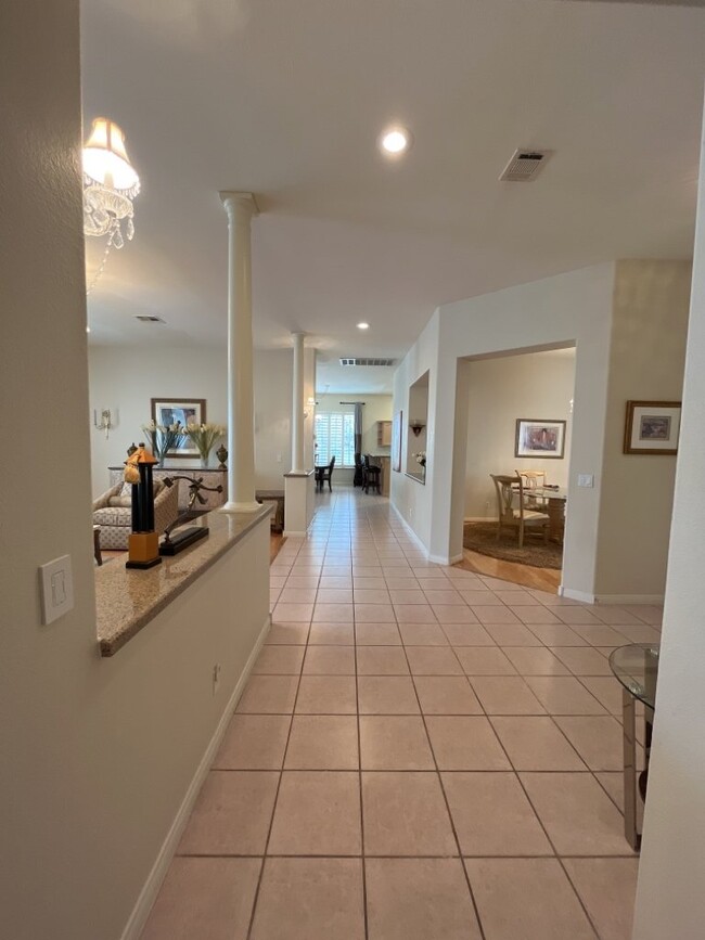 Building Photo - Beautiful 3 bedroom home with pool located in Castle Gate Community