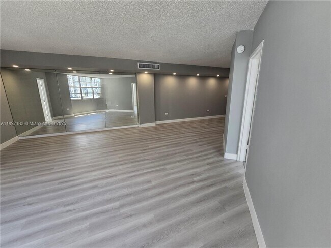 Building Photo - 999 Brickell Bay Dr