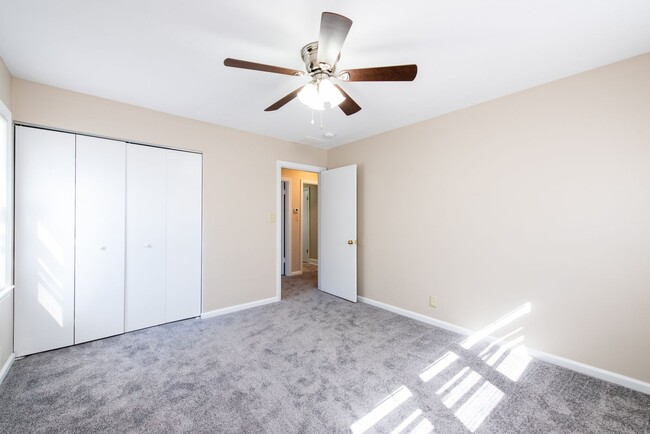 Building Photo - 4 bed 1 bath home for rent