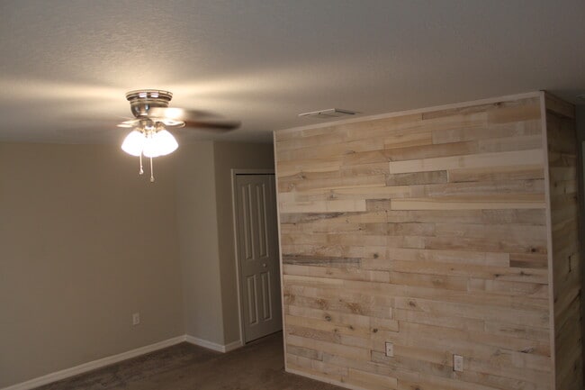 Building Photo - 10537 Lake Montauk Dr