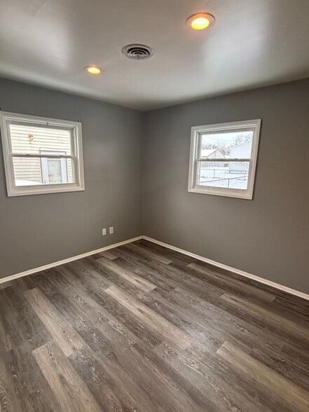 Building Photo - 1931 Morris Ave NE