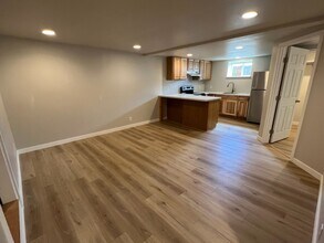 Building Photo - 909 N Western Ave