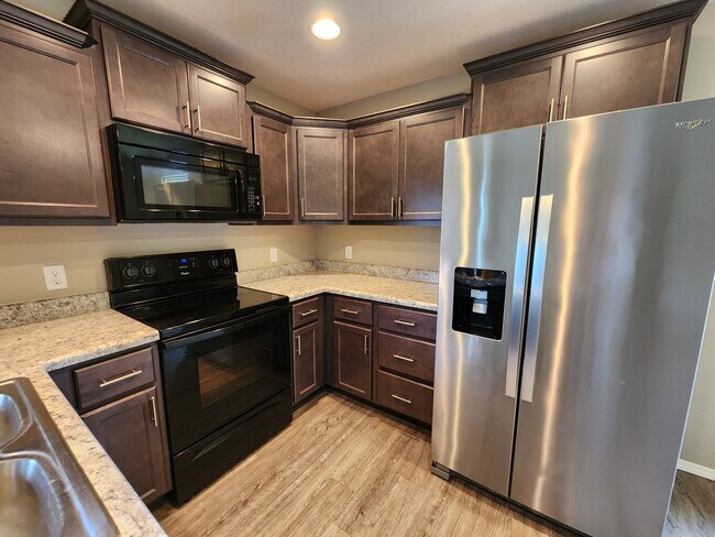 Building Photo - Spacious 3-Bedroom, 2-Bathroom Home AVAILA...