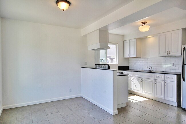 Building Photo - 6668 Del Playa Dr