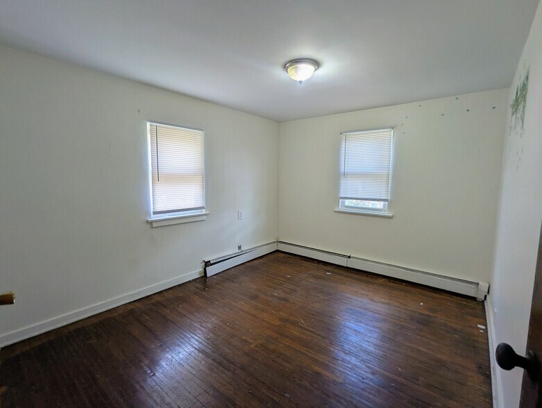 Building Photo - 412 W Nelson St
