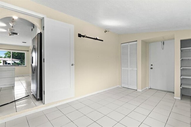 Building Photo - 1415 NE 25th St