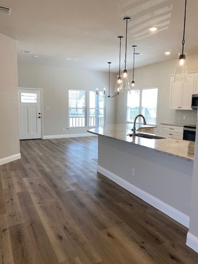 Building Photo - Beautiful Home located in Shannon Creek