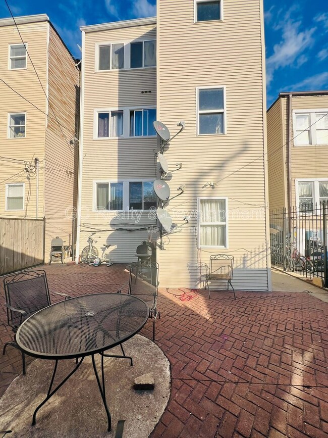 Building Photo - 6124 S Whipple St