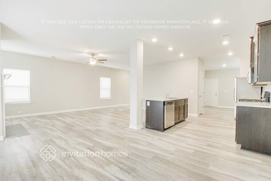 Building Photo - 3941 Lake Manor Way