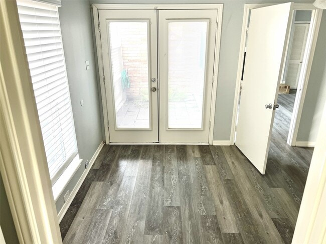 Building Photo - 800 Country Pl Dr