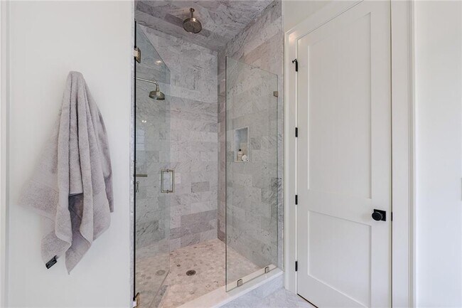 Building Photo - 2717 Skyland Dr NE