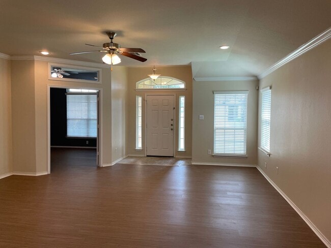 Building Photo - Application Received! 3 bed, 2 bath with B...