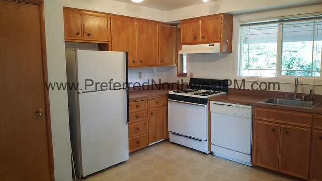 Building Photo - 2233 Monterey Ln
