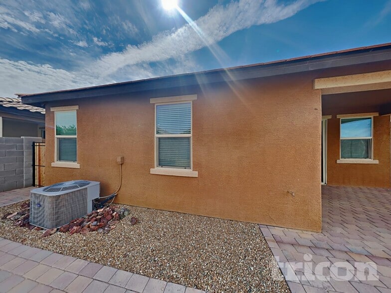 Building Photo - 41038 W Portis Dr