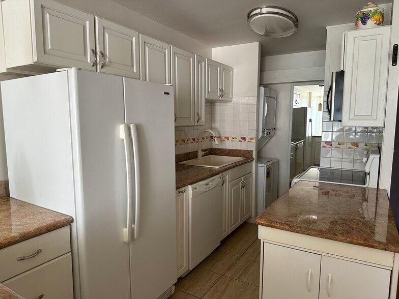 good size kitchen - 435 Seaside Ave