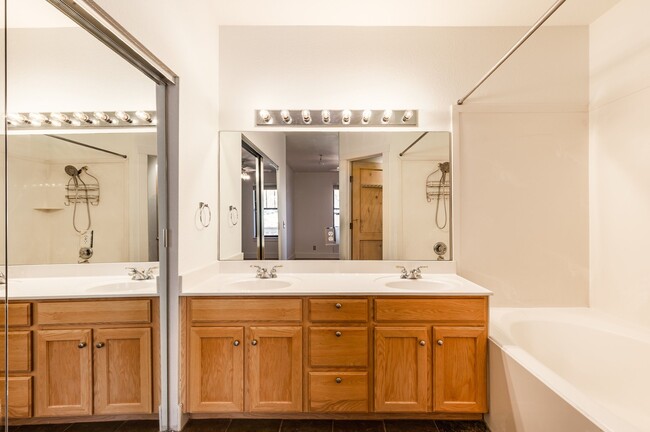 Building Photo - 8430 Pointe Rd