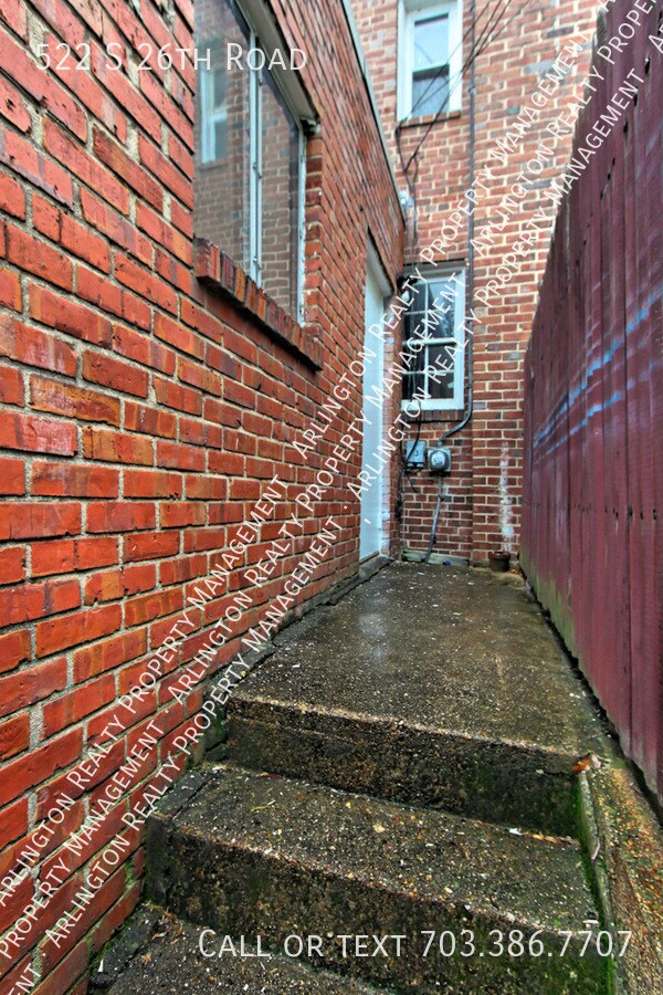 Building Photo - 522 S 26th Rd