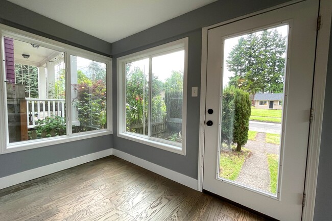 Building Photo - Cute Portsmouth Home with Sunroom, Fenced ...