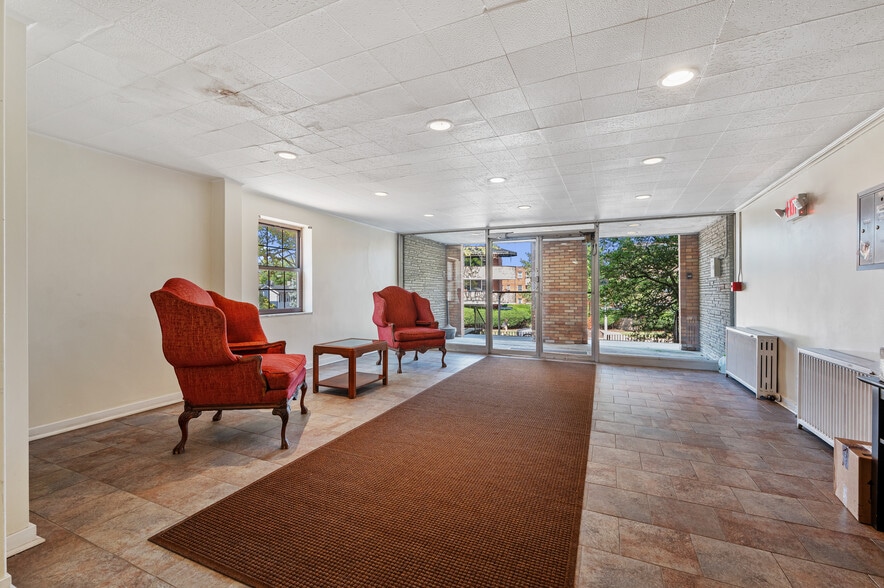 Building Photo - 5424 Fifth Ave