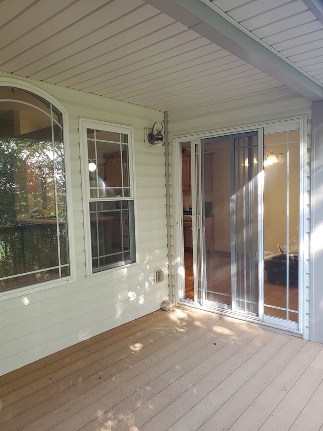 Building Photo - 3 bedroom 3 bath, 2car gar, balcony deck a...