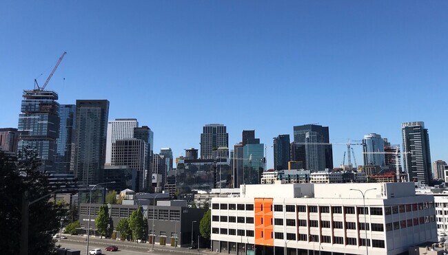 Building Photo - 2-bed, 2-bath Condo with Sweeping Views of City and Space Needle!