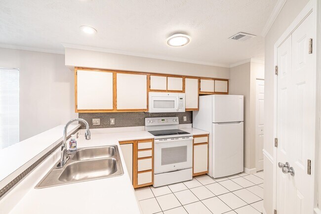 Building Photo - 9550 Dunes Gables Dr