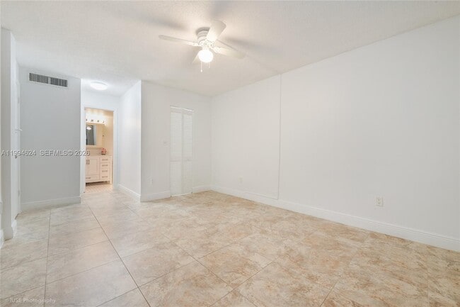 Building Photo - 14311 N Kendall Dr