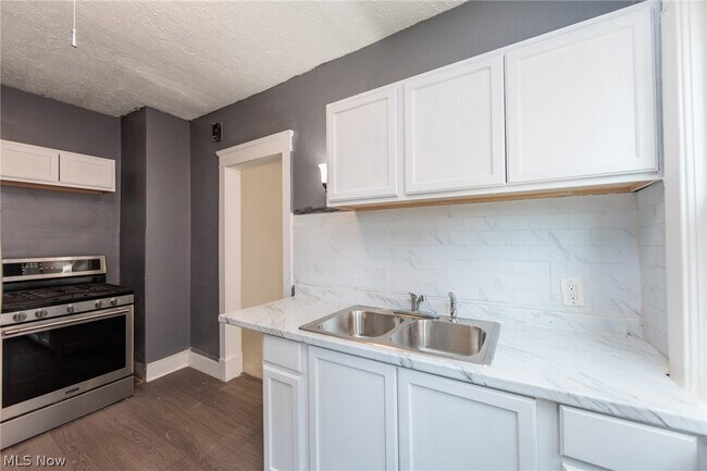 Building Photo - 1519 Ridgewood Ave