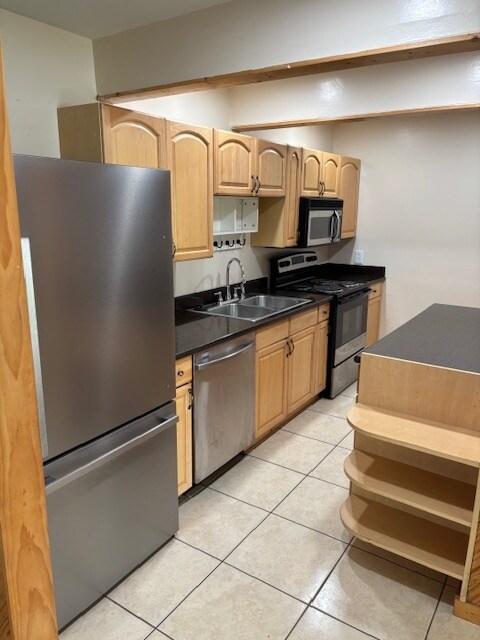 Building Photo - 619 W Iris Ave