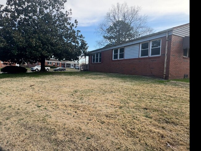 Building Photo - Three Bedroom House