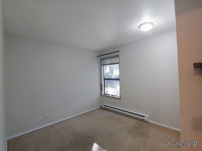 Building Photo - 2 Bedroom 2 Bathroom Ground Floor Condo- w...