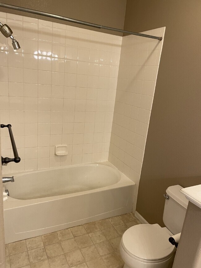 Building Photo - "Spacious 3-Bedroom Condo Retreat with Cozy Fireplace in Denver's Desirable Locale!"