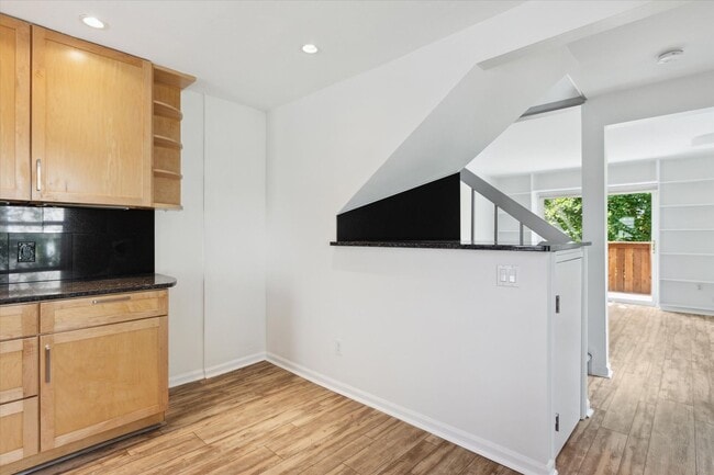 Building Photo - Updated & Bright 2BR Condo in Prime Boulde...